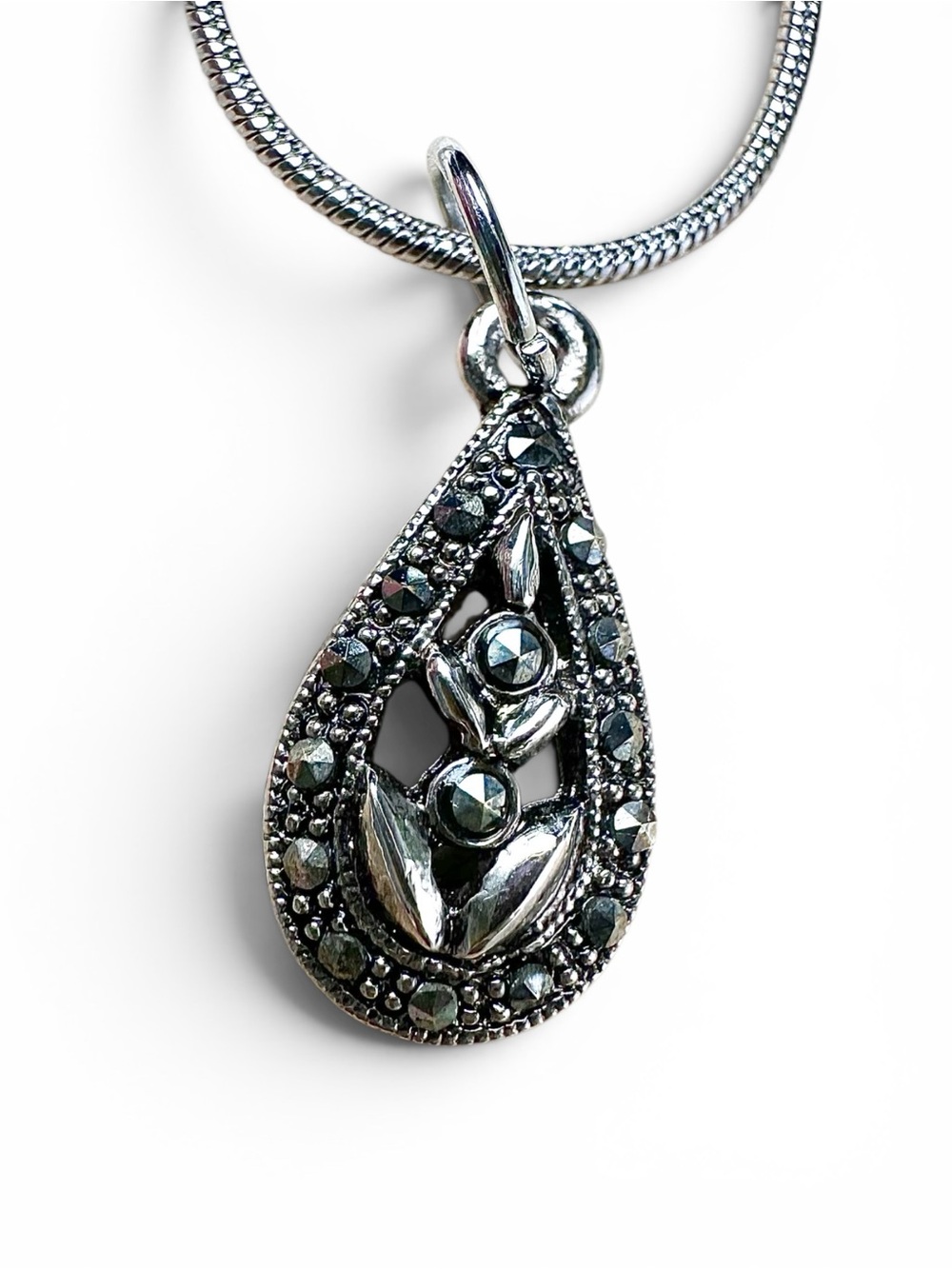 🤍Silver Tone & Marcasite Pendant Necklace